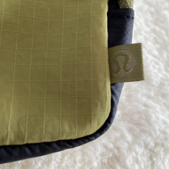 ❤️ Lululemon Mini Belt Bag Bronze Green/Black NWT - Picture 5 of 9